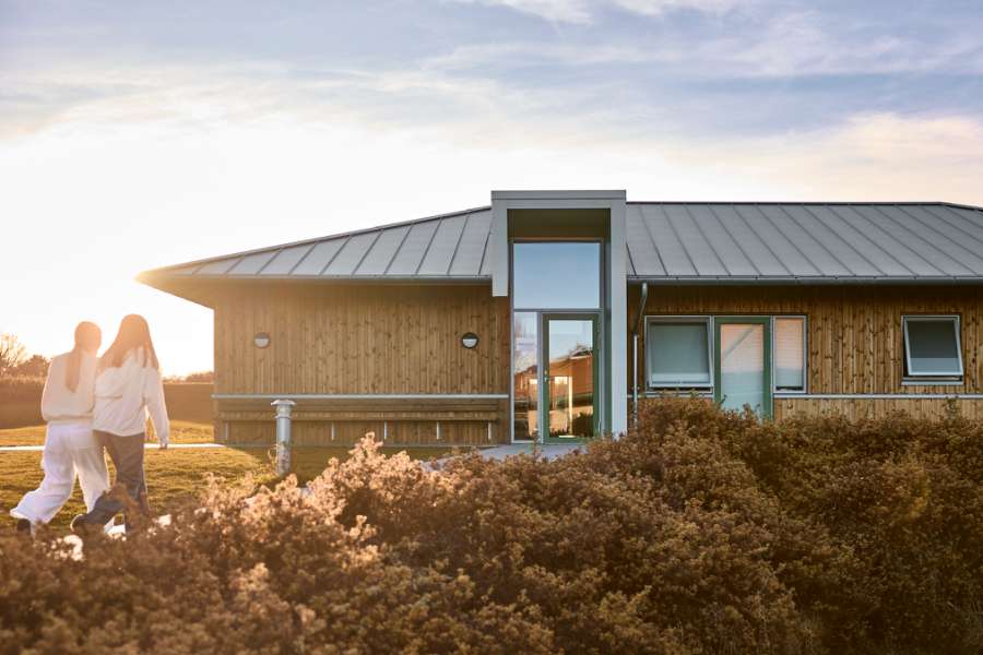 Moderne tagløsning fuldender efterskolebyggeri, Rågelund Efterskole, Rågelundvej 179, 5240 Odense NØ